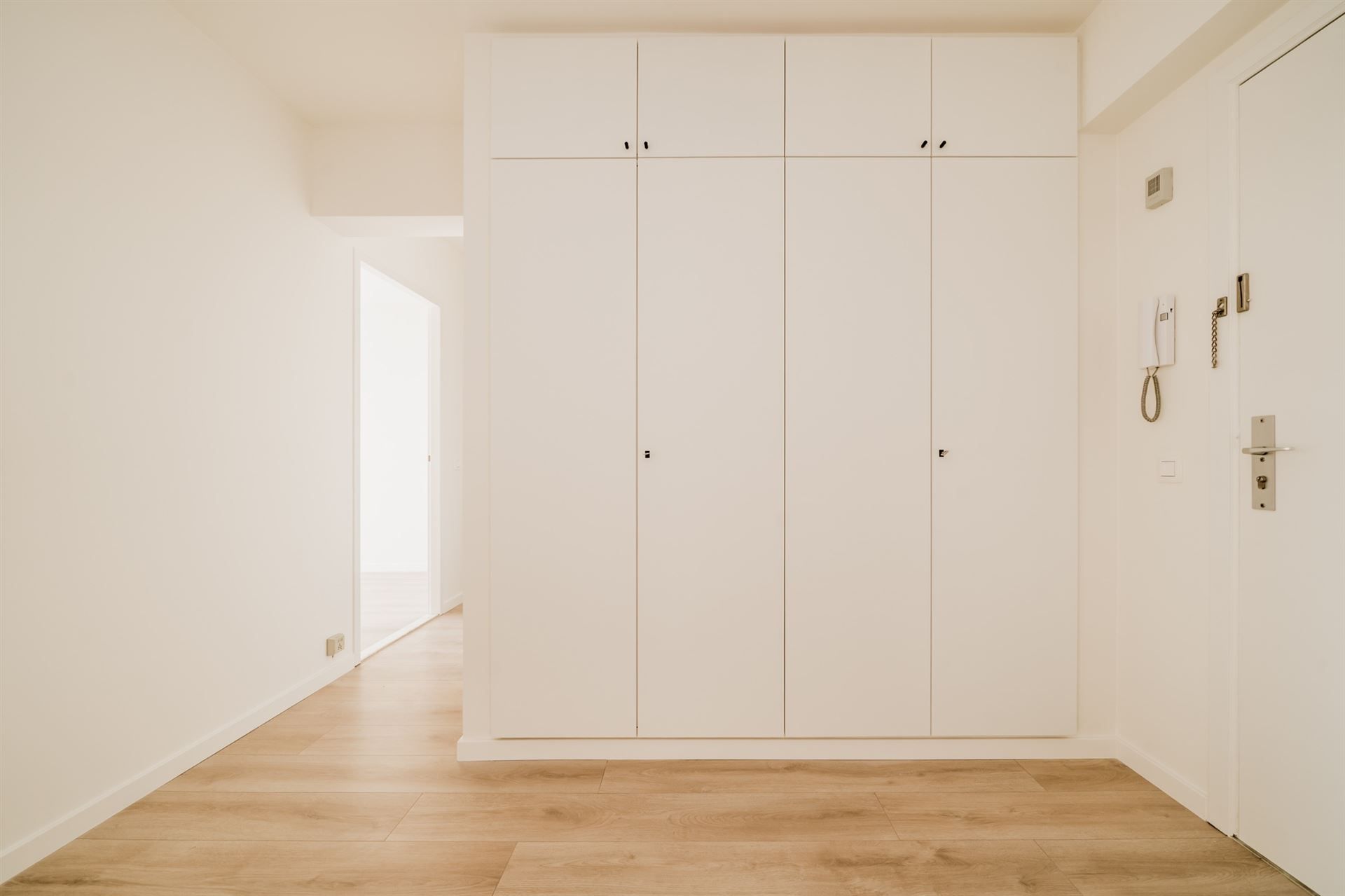 Gerenoveerd app met 3 slpks en garage (+ € 18.000) foto {{pictureIndex}}
