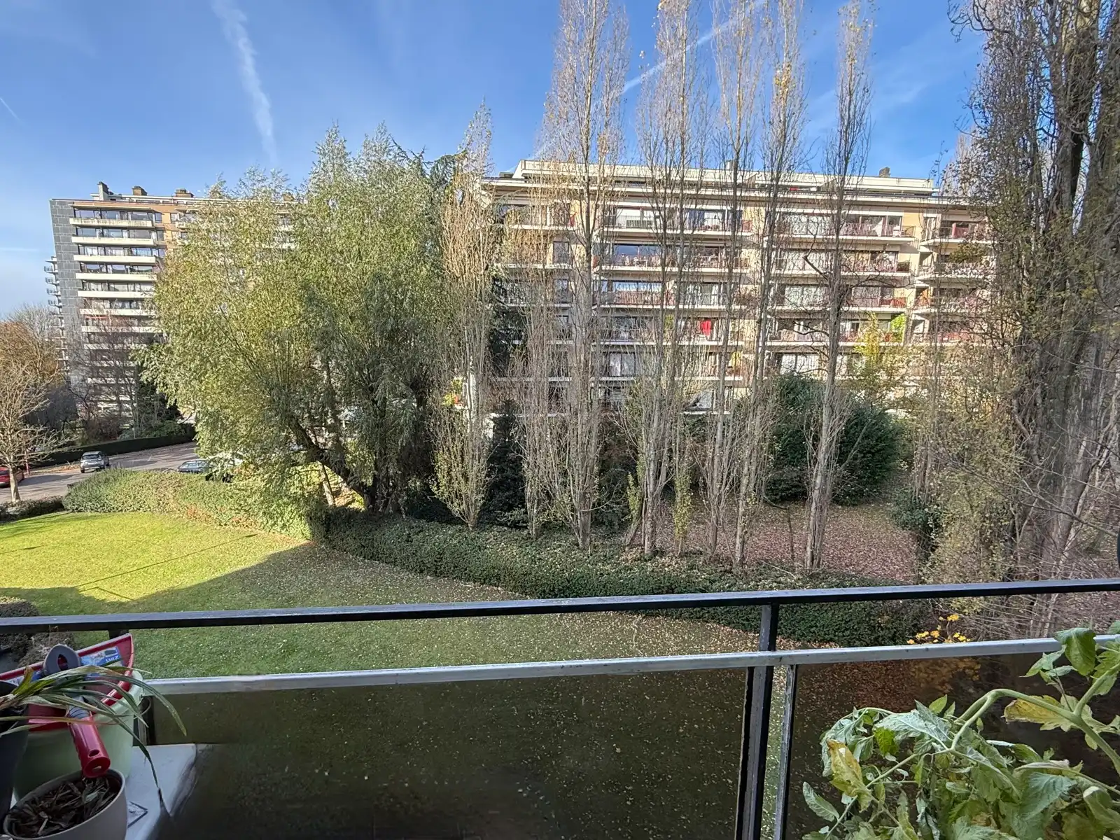 Lichtrijk 1-slaapkamerappartement met terras in Jette foto 2