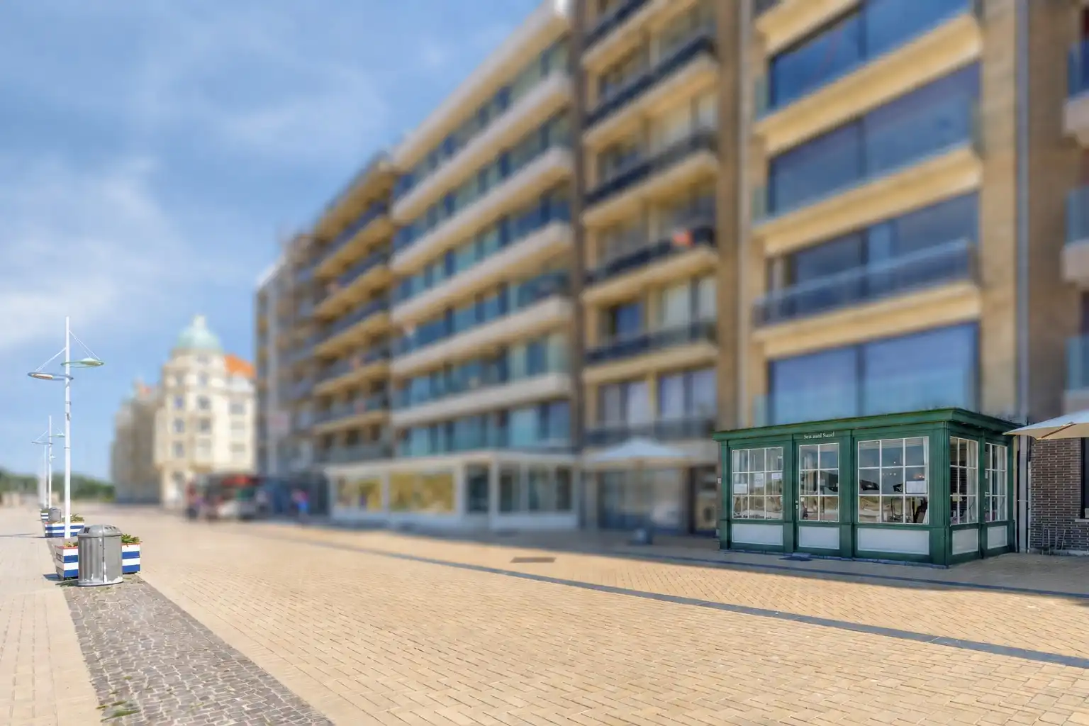 Investeringseigendom met volledig uitgerust restaurant en twee bijkomende woonentiteiten op de Zeedijk van Zeebrugge foto {{pictureIndex}}