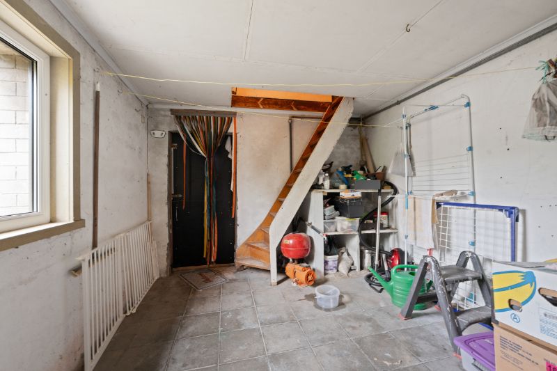 Roeselare-Beveren. Uiterst charmante woning met 2-3 slaapkamer en ruime garage op een boogscheut van alles. Gezellig tuintje met terrassen. foto 15