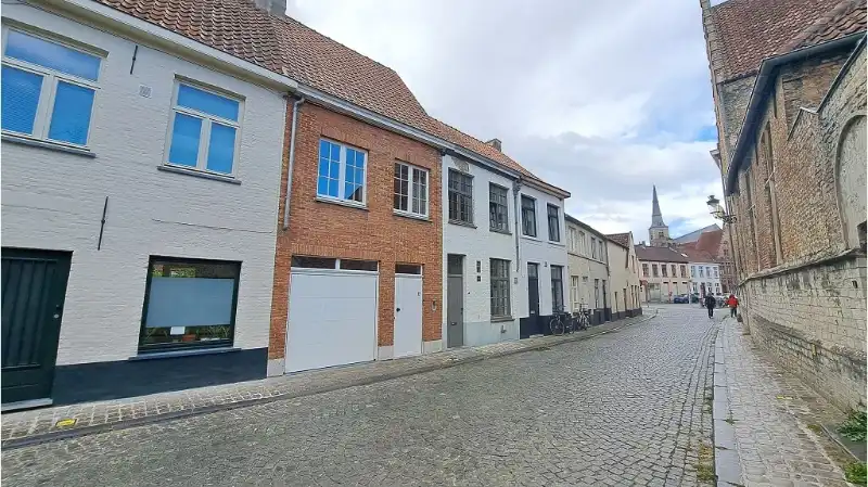 Comfortabele Bel-etage woning met 3 slaapkamers, GARAGE en STADSTERRAS te huur in Brugge foto {{pictureIndex}}