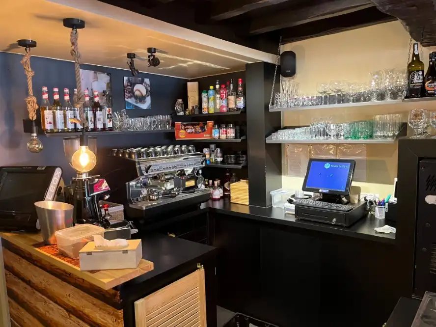 Praatcafé met ruim terras op de Markt van Eeklo over te nemen foto 7