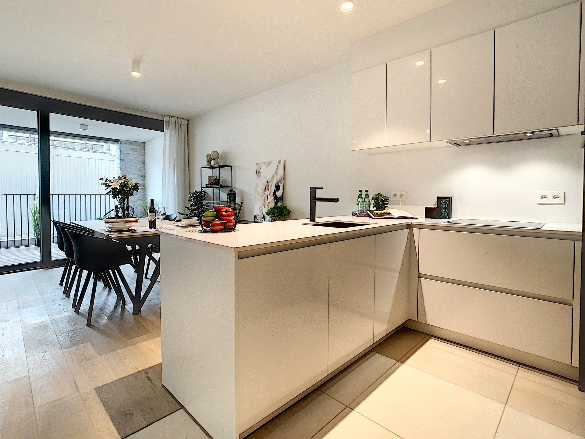 Gelijkvloers nieuwbouw appartement met terras van 18 m² en 2 slaapkamers in prestieuse residentie Refuga in hartje Hasselt. foto 2