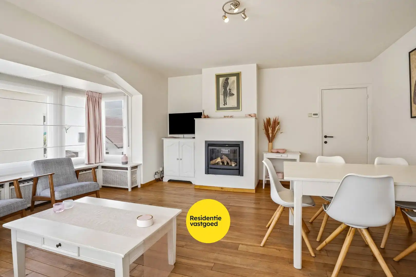 Instapklaar en lichtrijk 3-slaapkamerappartement (109 m²) met terras en privé-parkeerplaats te Oostduinkerke.  foto 2