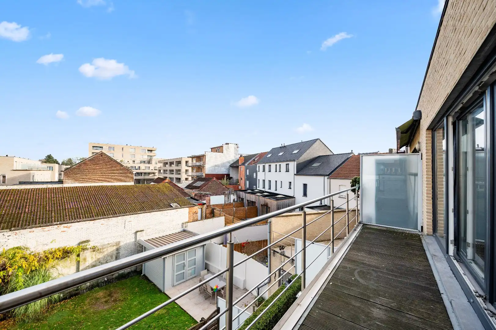 Recent app. met 2 slpks, terras en autostaanplaats foto 2