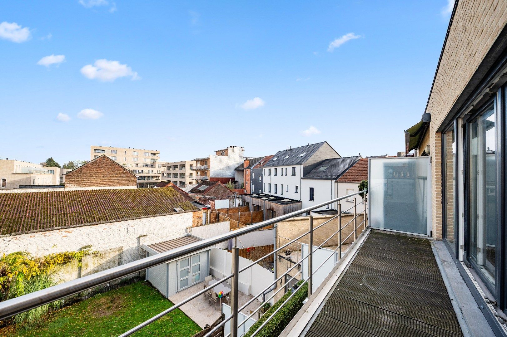 Recent app. met 2 slpks, terras en autostaanplaats foto 2