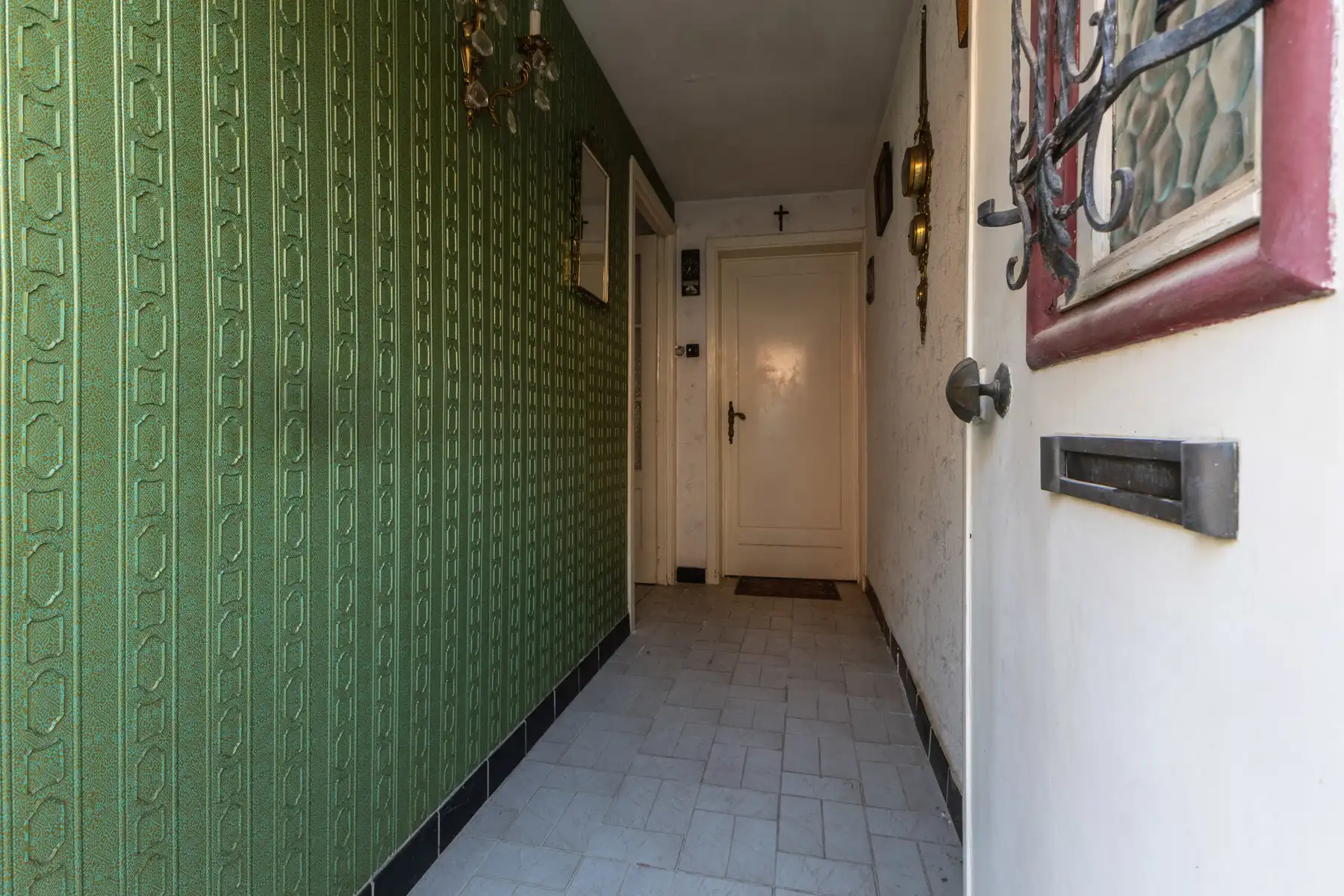 Te renoveren woning met 2 slaapkamers, tuin en garage foto 3