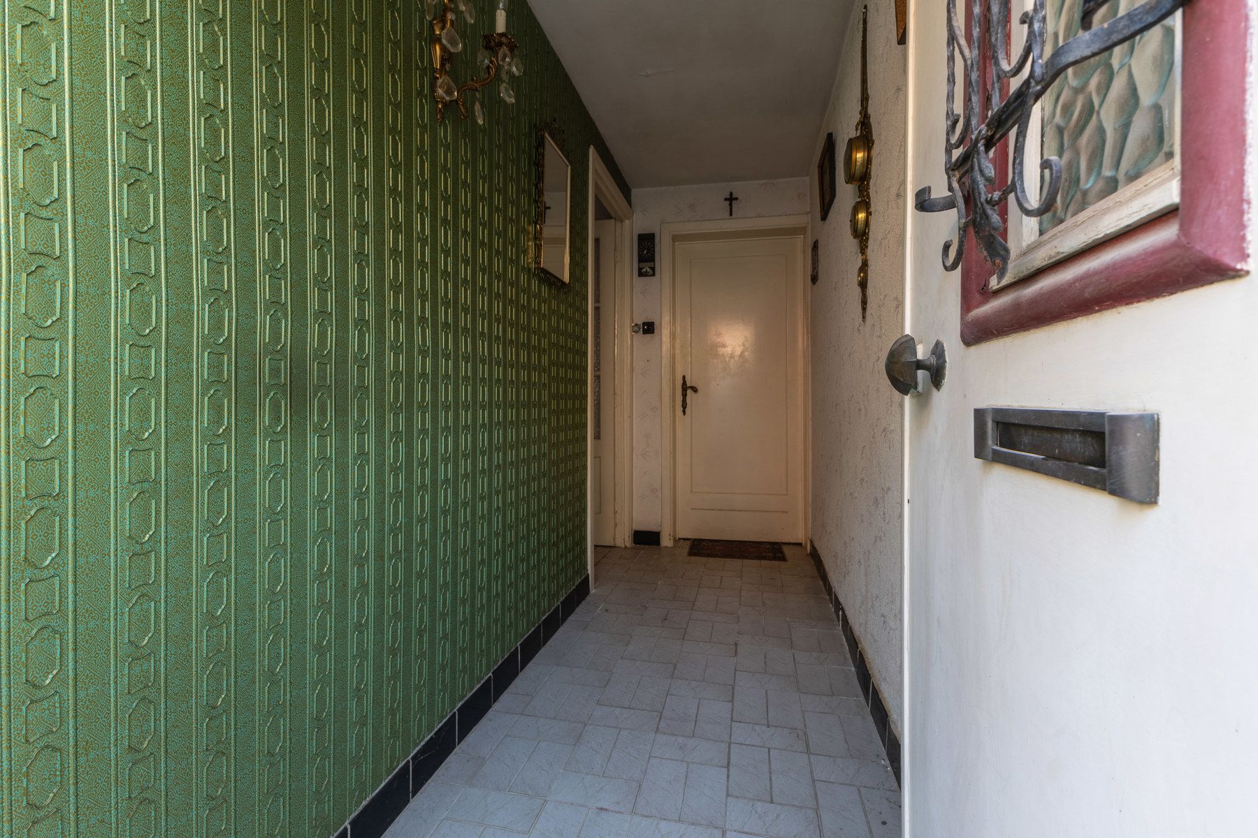 Te renoveren woning met tuin en garage foto 3