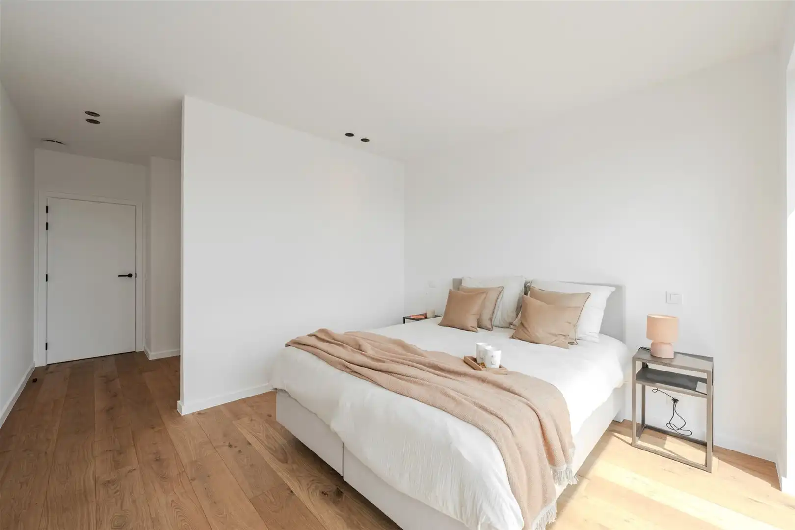 Modern ingericht één slaapkamer appartement foto 22