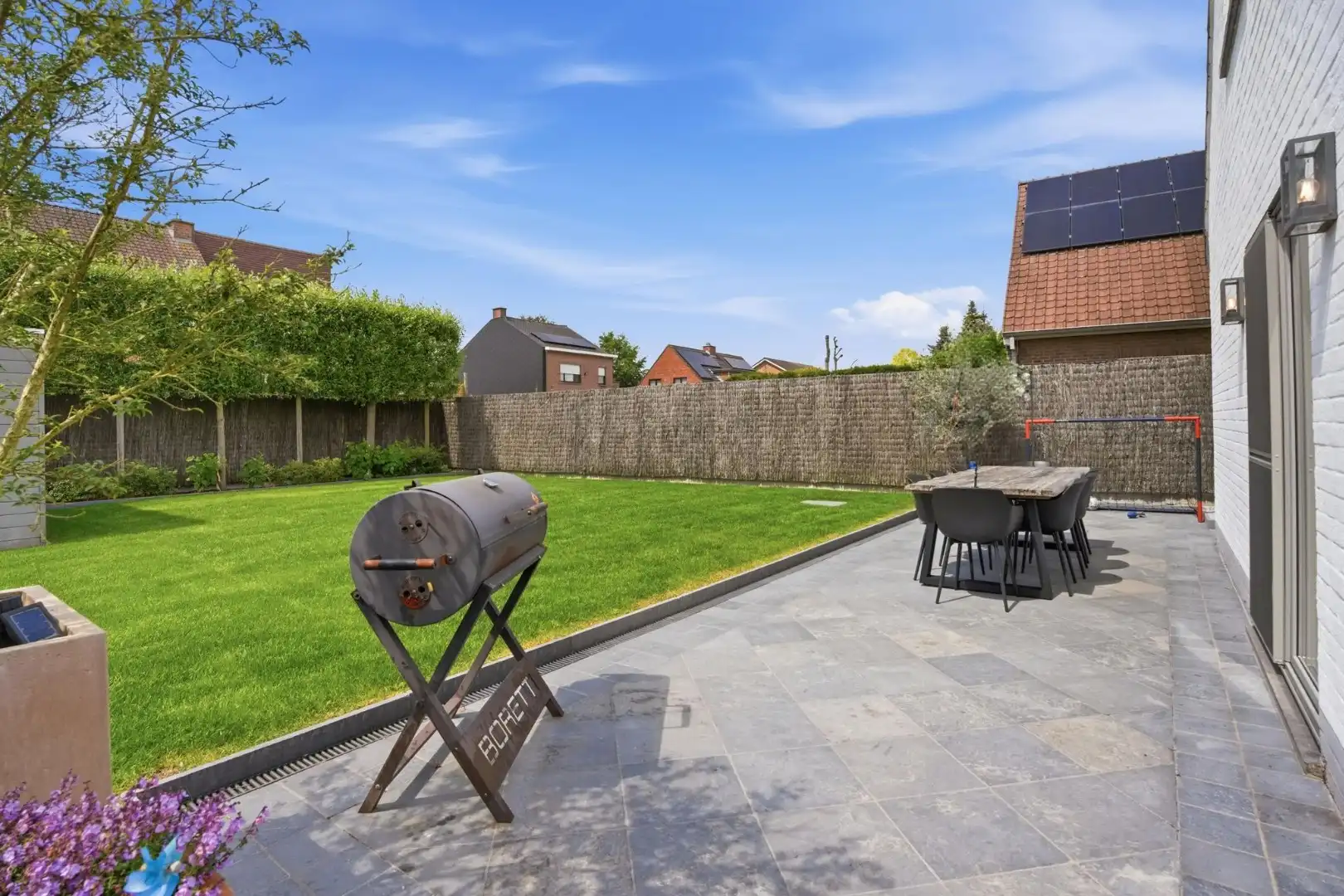 Kwalitatief afgewerkte alleenstaande woning in rustige woonwijk te koop in Kuurne! foto 3