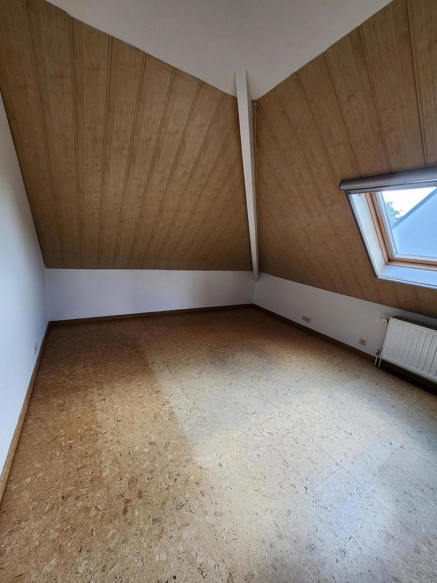 Ruime op te frissen villa met zicht op de weides met tof bijgebouw foto 22