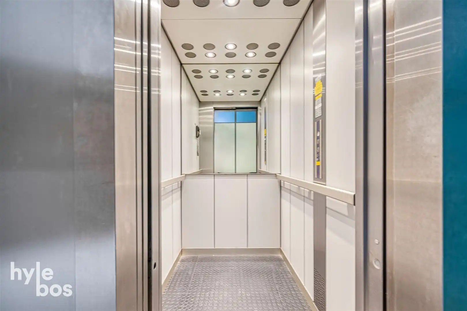 Ruim bovenhuis met groot magazijn in het centrum van de stad foto 17