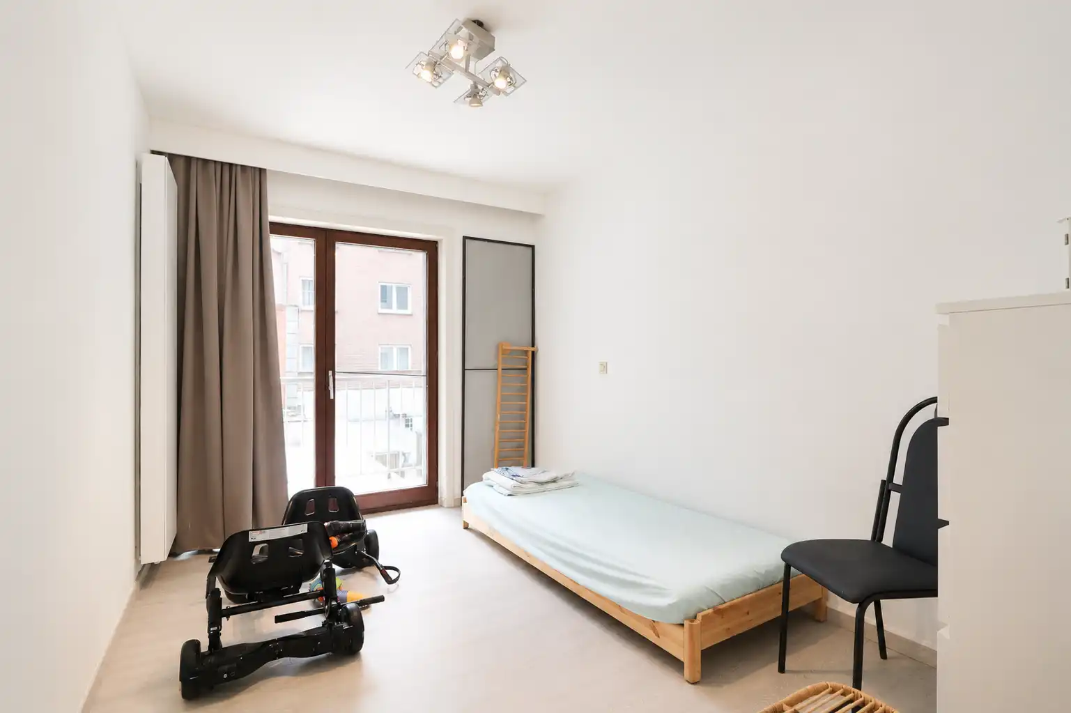 Volledig gerenoveerd 2-slaapkamerappartement met frontaal zeezicht. foto 2