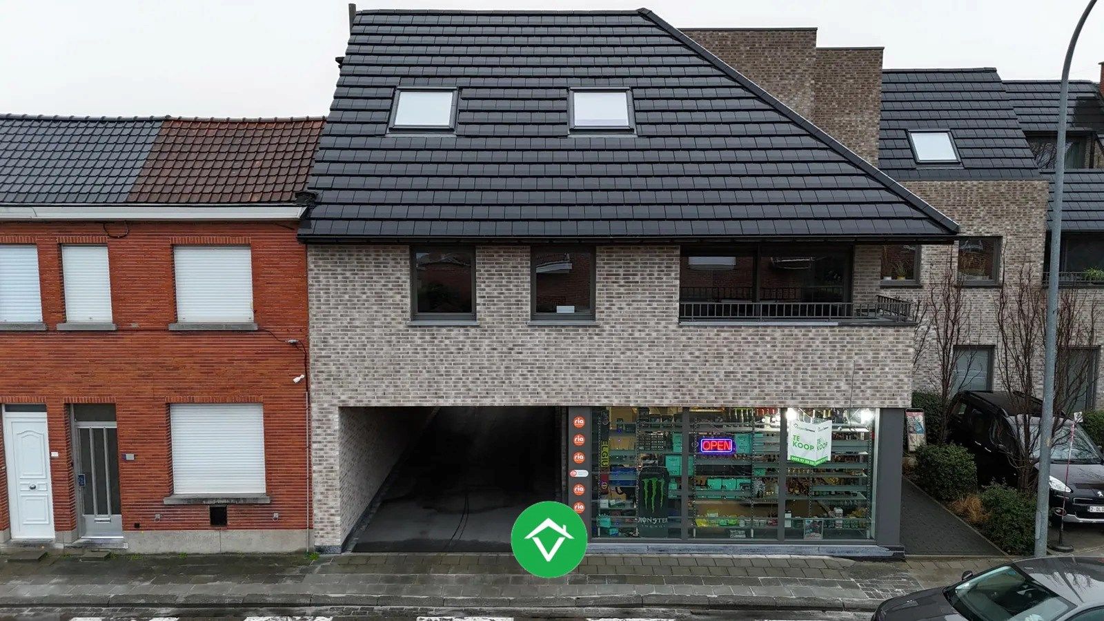 Centraal gelegen handelsruimte met 3 autostandplaatsen te Izegem foto 3