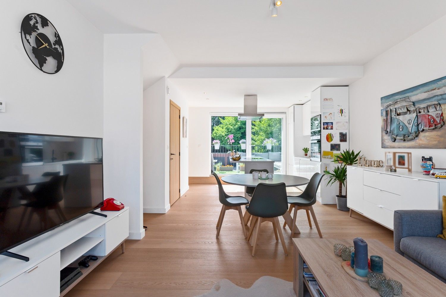 Prachtig instapklare duplex appartement met 2 slaapkamers, een garagebox en terras in Schoten! foto 5