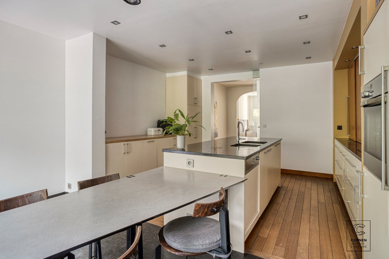 Instapklaar herenhuis van 241 m² met drie slaapkamers, gelegen in Mortsel! foto 7