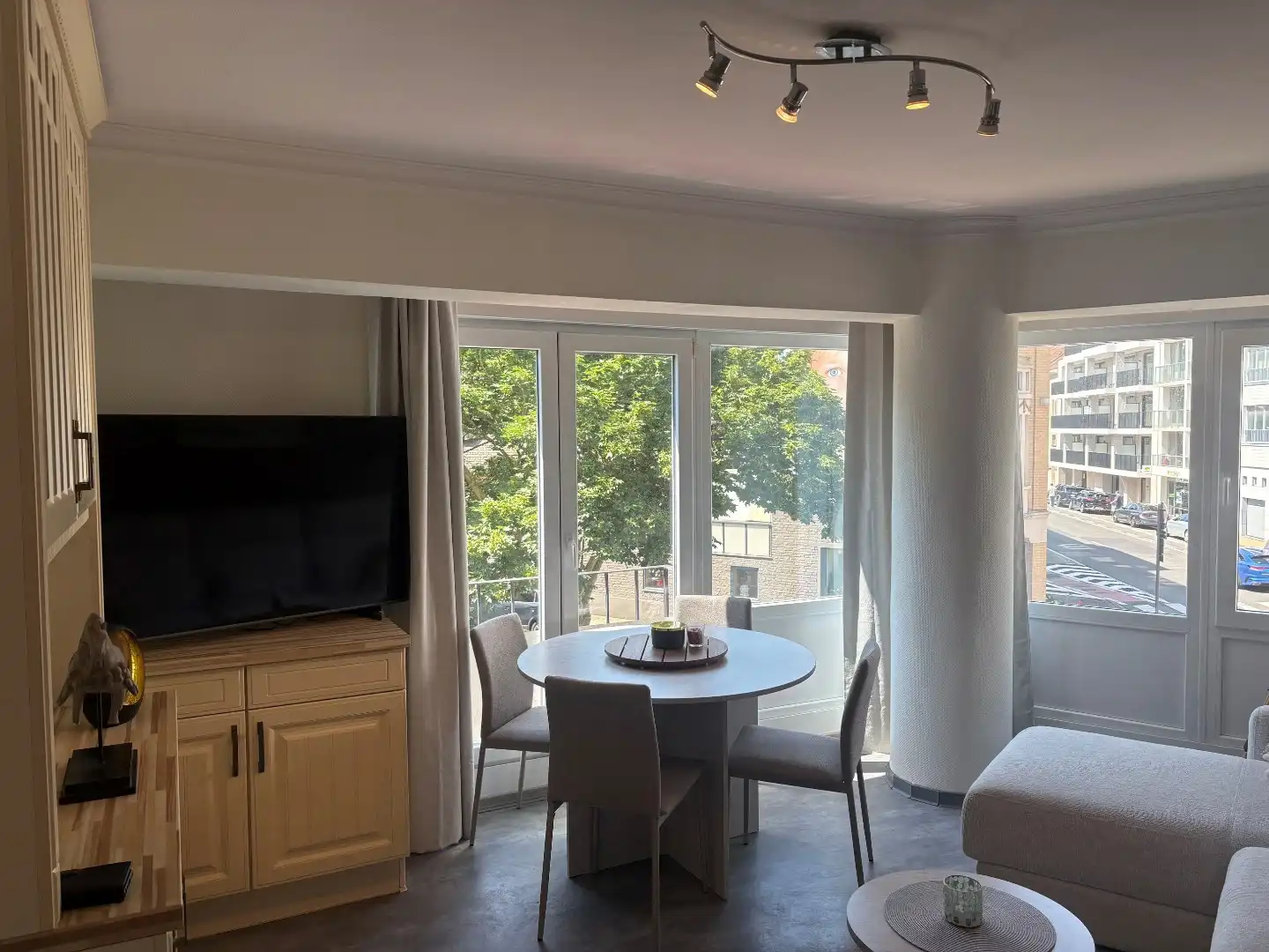 Lichtrijk knus appartement met 1 slaapkamer, niet gemeubeld foto 2