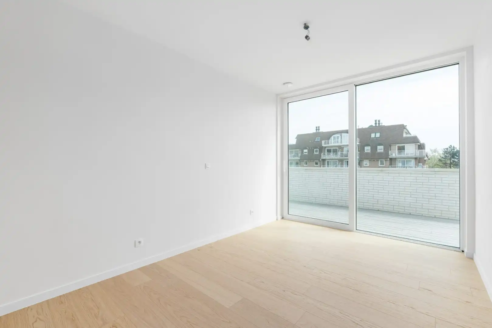 Ruim appartement met terras en lift in Koksijde, 3 slaapkamers, bouwjaar 2024, 110.00m², omgeving zeedijk, digitale tv, 2 badkamers foto 13