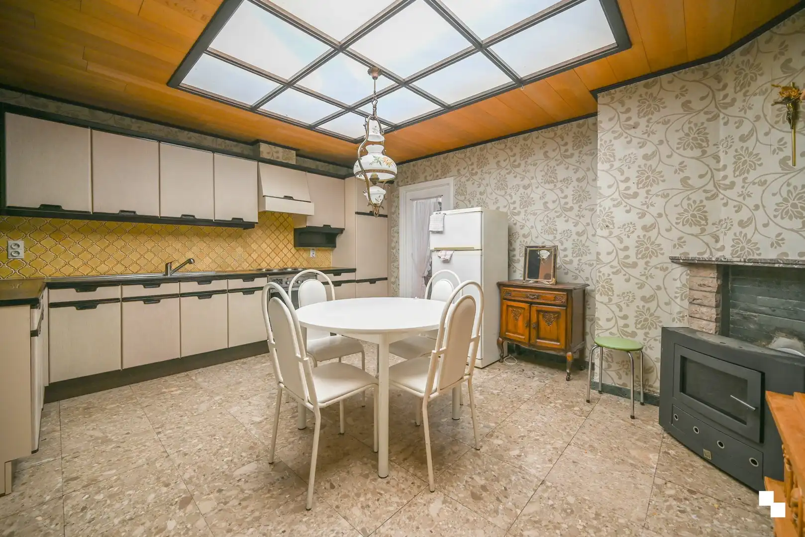 Te renoveren woning met dubbele garage in Oostrozebeke foto 8