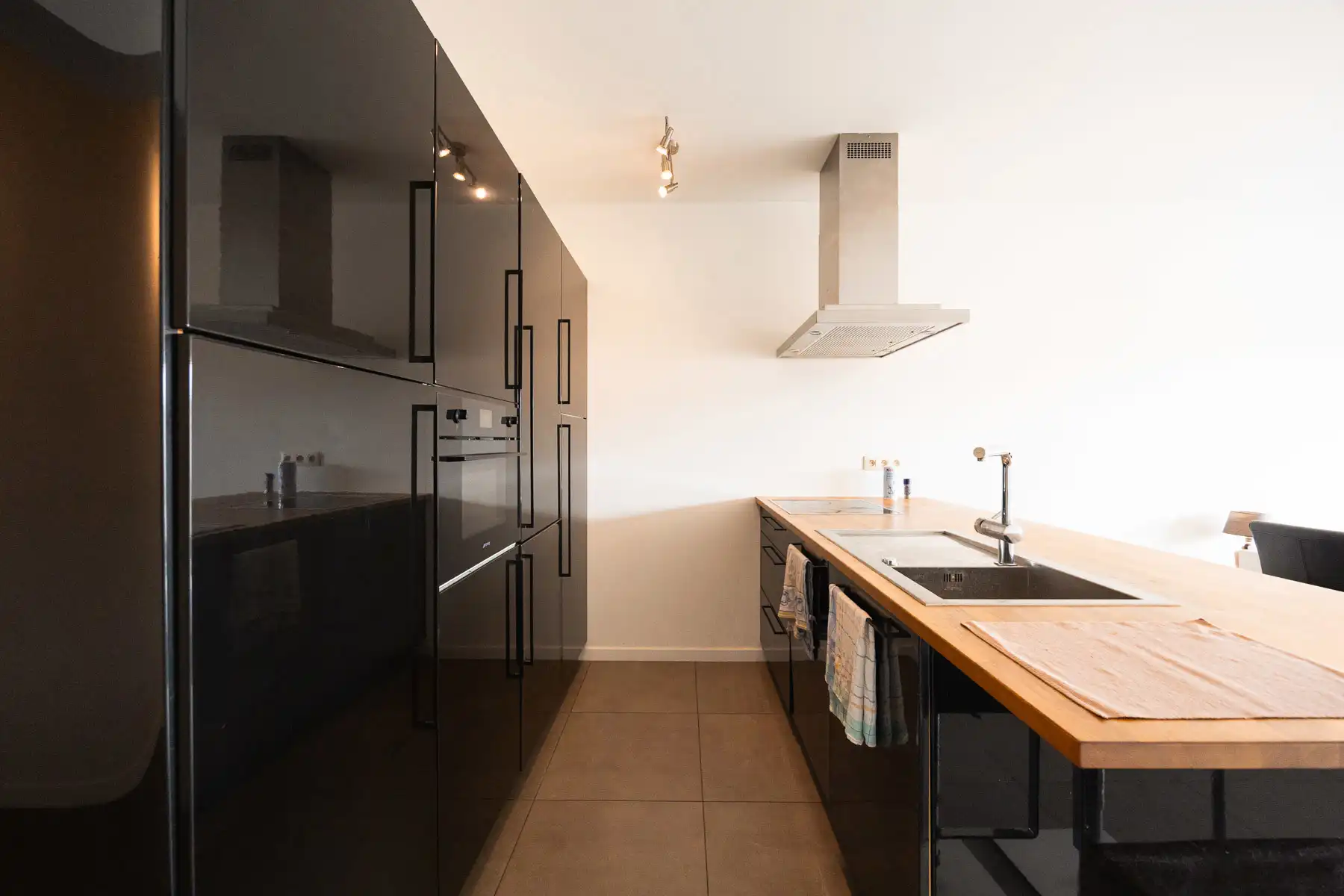 Instapklaar gelijkvloers appartement met tuin en carport foto 4