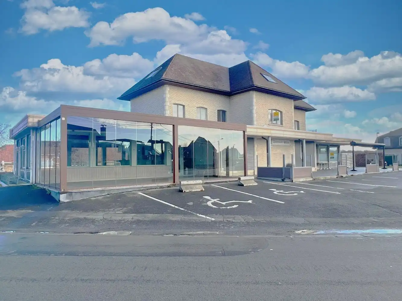 Uniek handelspand (269 m²) op toplocatie +ruime parking! foto {{pictureIndex}}