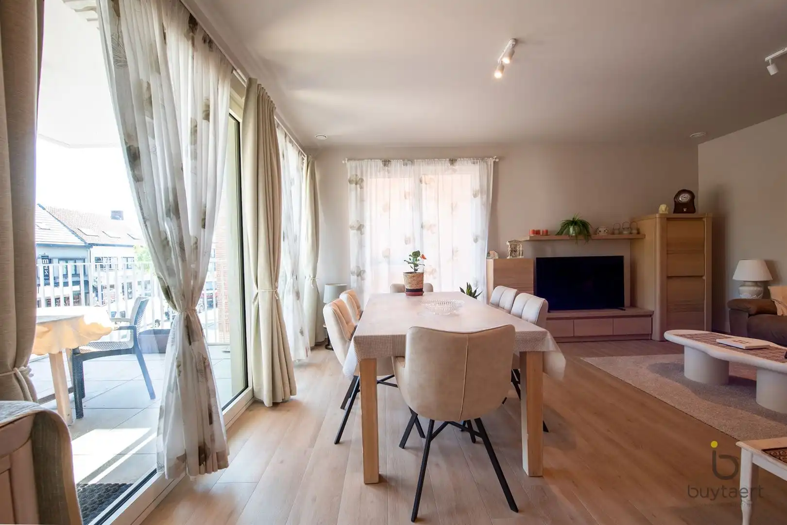 Recent 3 slaapkamer appartement met gezellig terras te Sint Antonius. foto 4