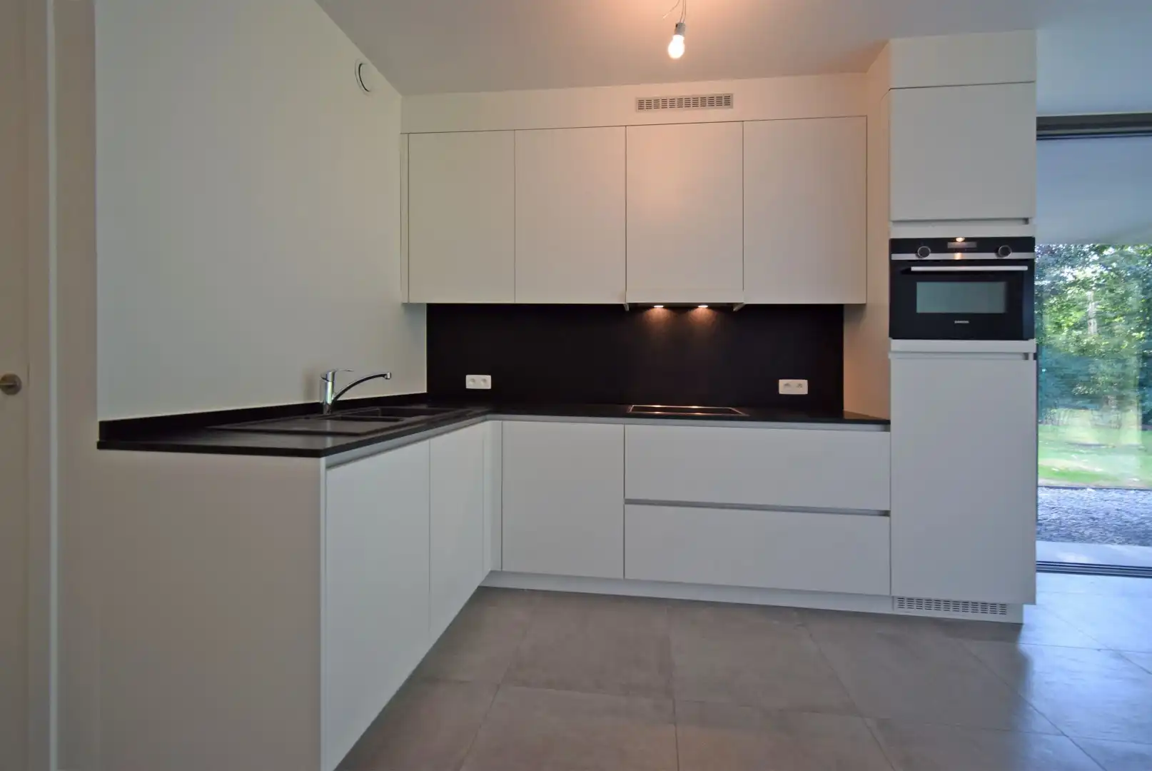 UNIEK INSTAPKLAAR GELIJKVLOERS APPARTEMENT IN EEN GROENE OMGEVING. foto 10