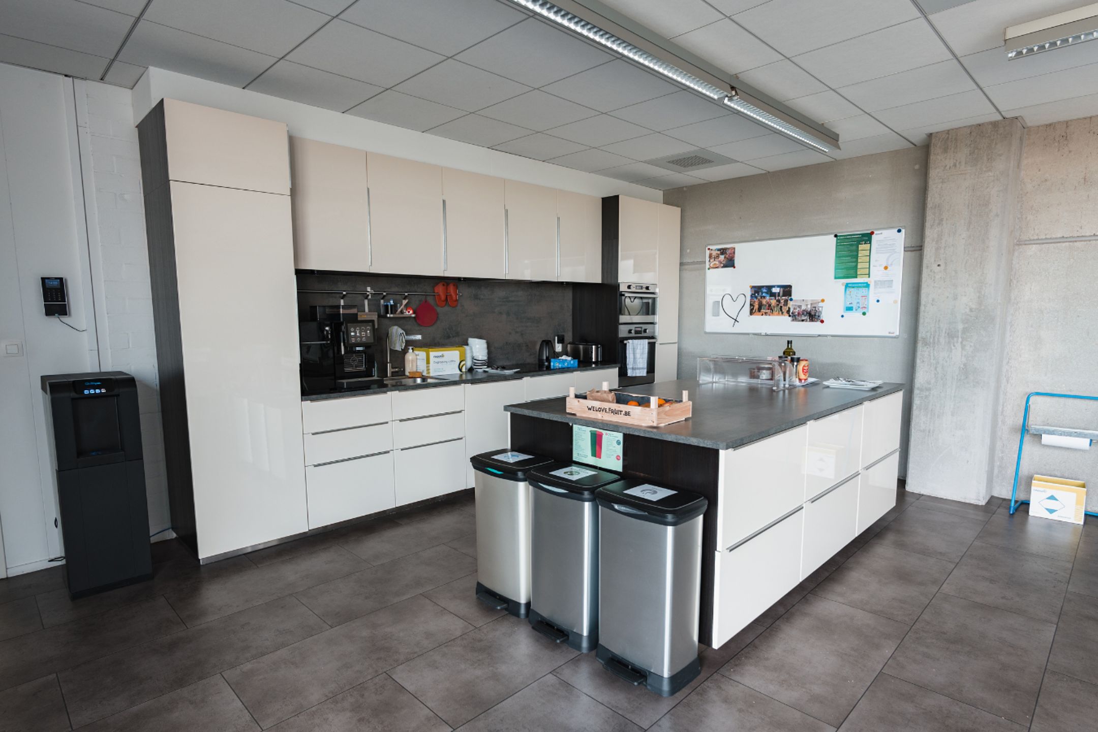 Modern bedrijfsgebouw langs E17 in Zwijndrecht foto 27