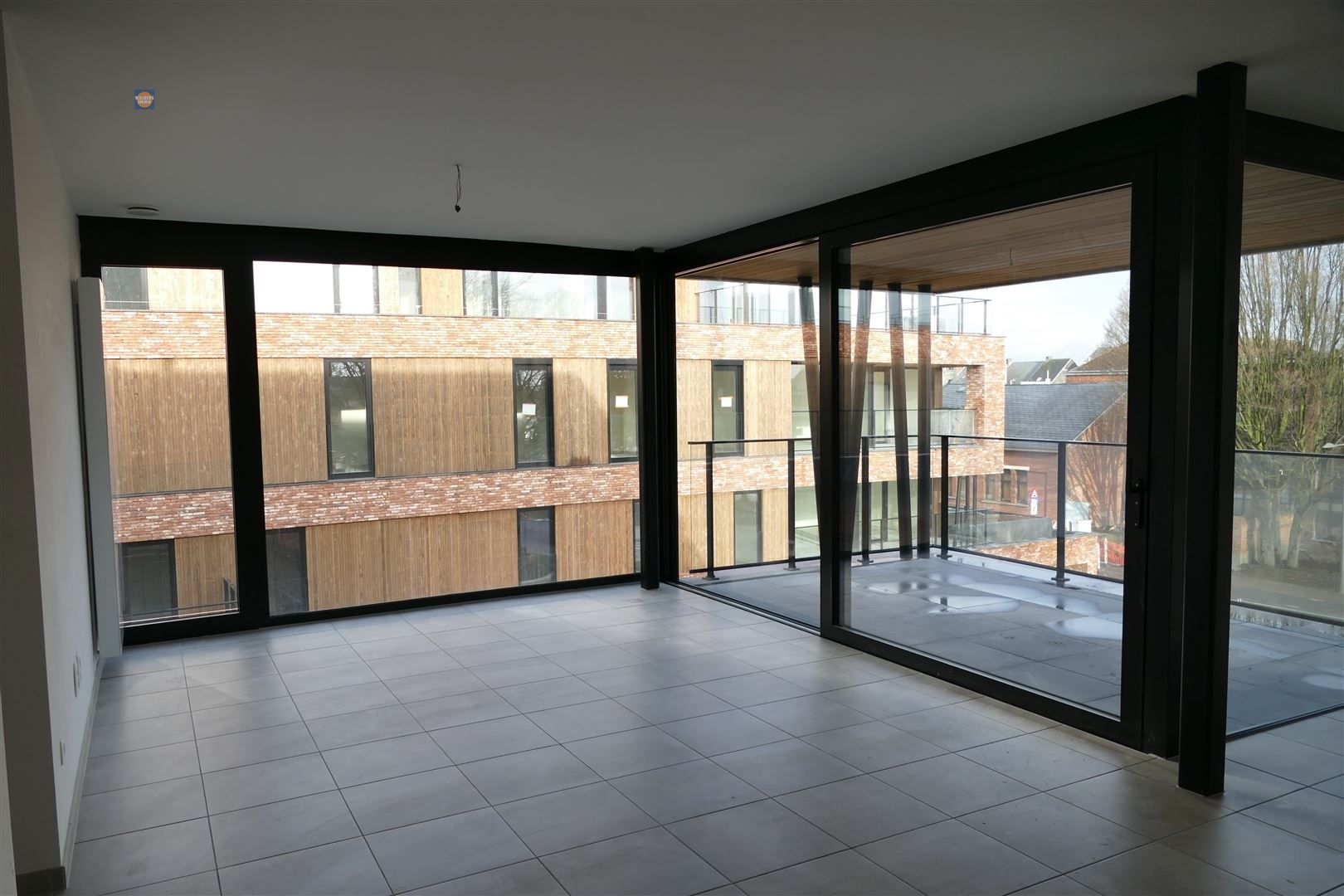 Lichtrijk appartement met terras en autostaanplaats op centrale ligging foto 2