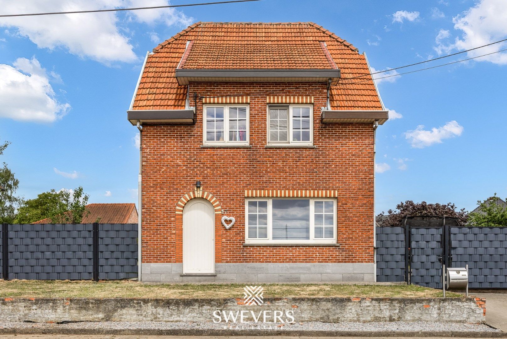 Instapklare gezinswoning met ruime tuin in rustige straat in Paal foto {{pictureIndex}}
