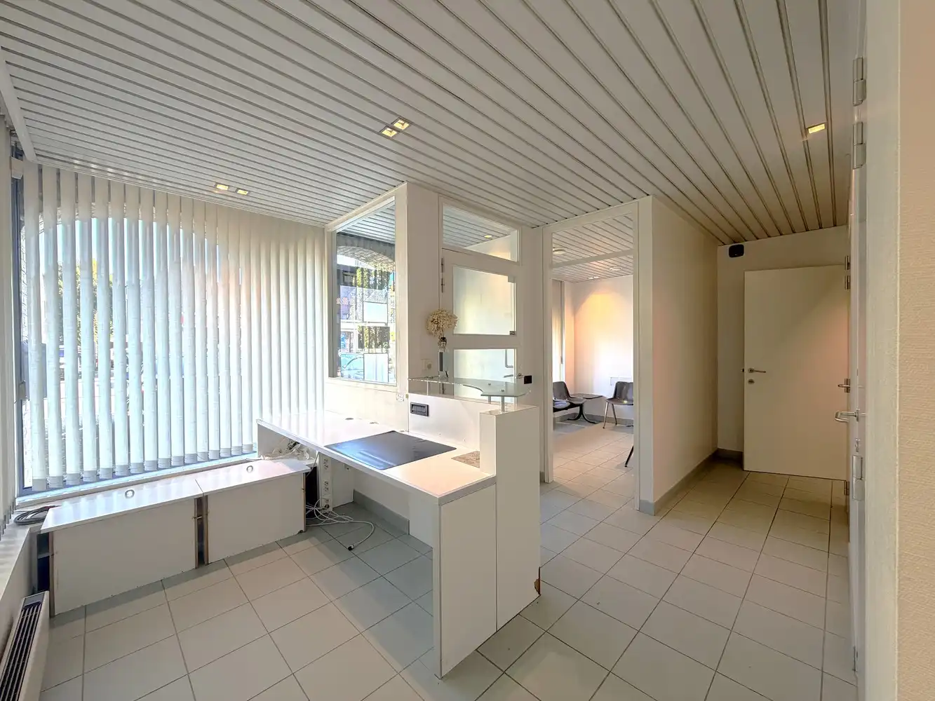 Ruim handelspand (161m²) op topligging in Torhout! foto 3