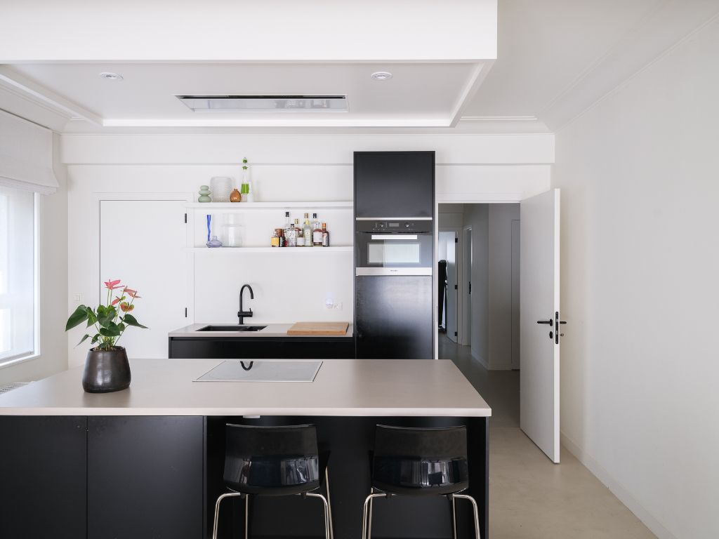 Smaakvol gerenoveerd 2-slaapkamer appartement met garage foto 3