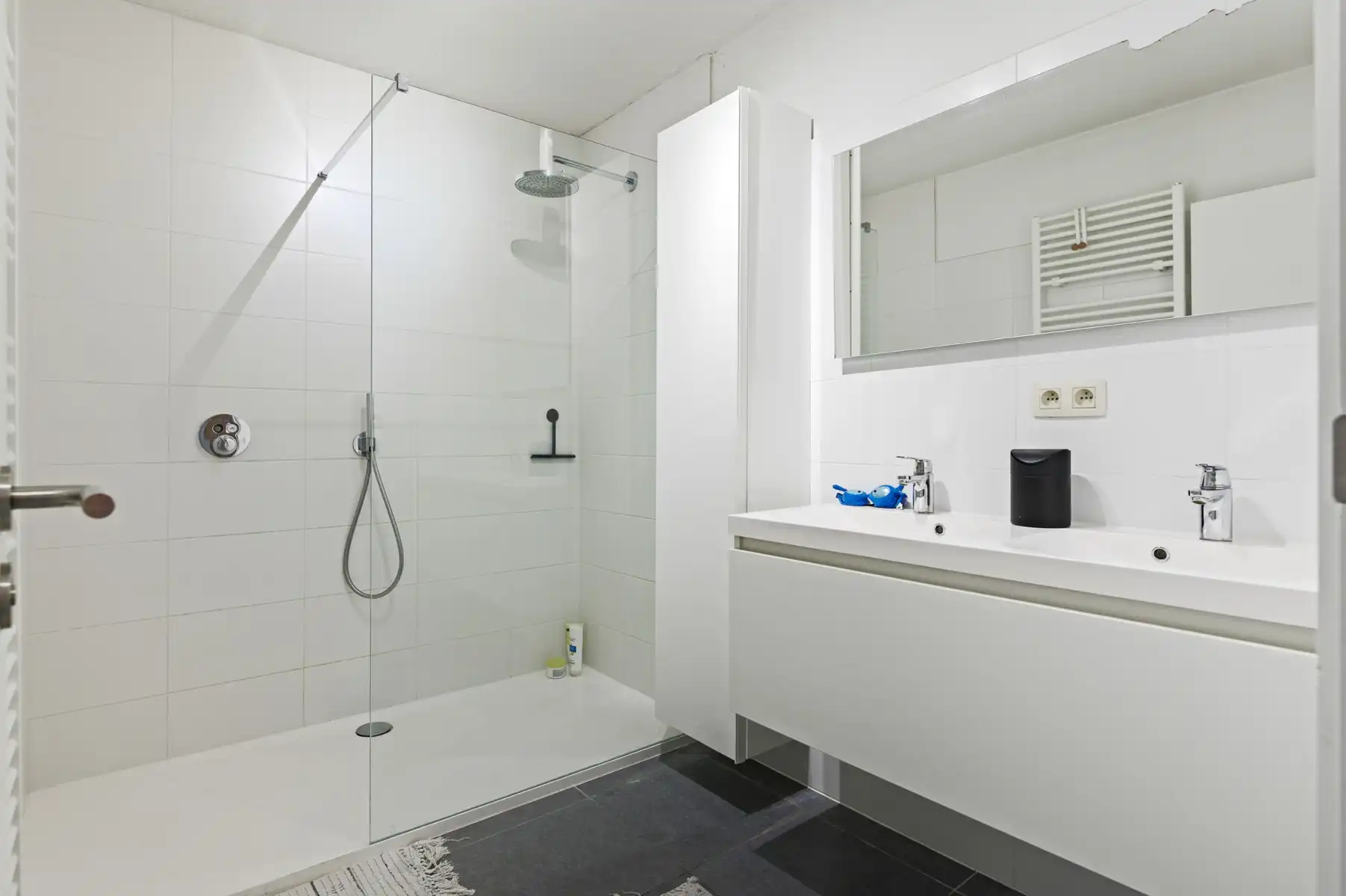 Recente woning op centrale ligging met 2 garages foto 14