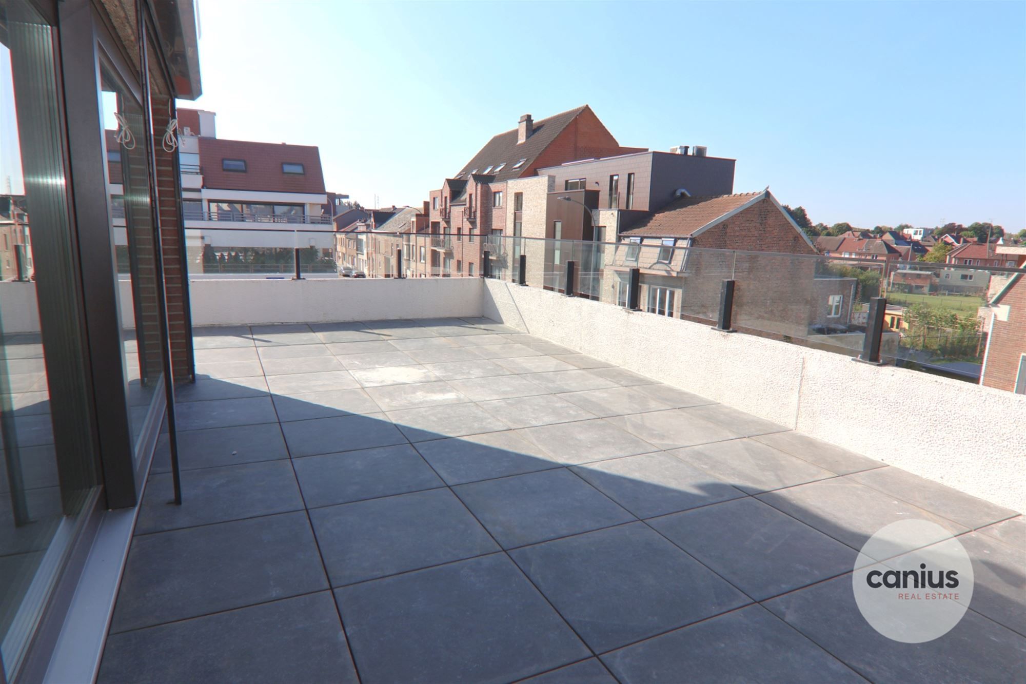 RUIM APPARTEMENT MET TWEE SLPK EN TERRAS VAN 25 M² foto 2