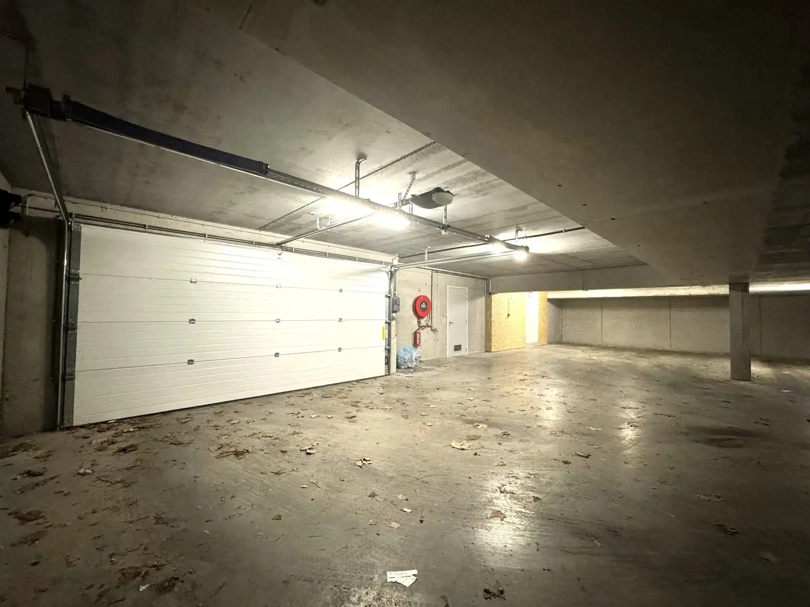 Instapklare en bemeubelde KANTOORRUIMTE (150m² op 1°V.) met berging en 2 autostaanplaatsen in de kelder. Op een boogscheut van het centrum van Brugge/expresweg. foto 12