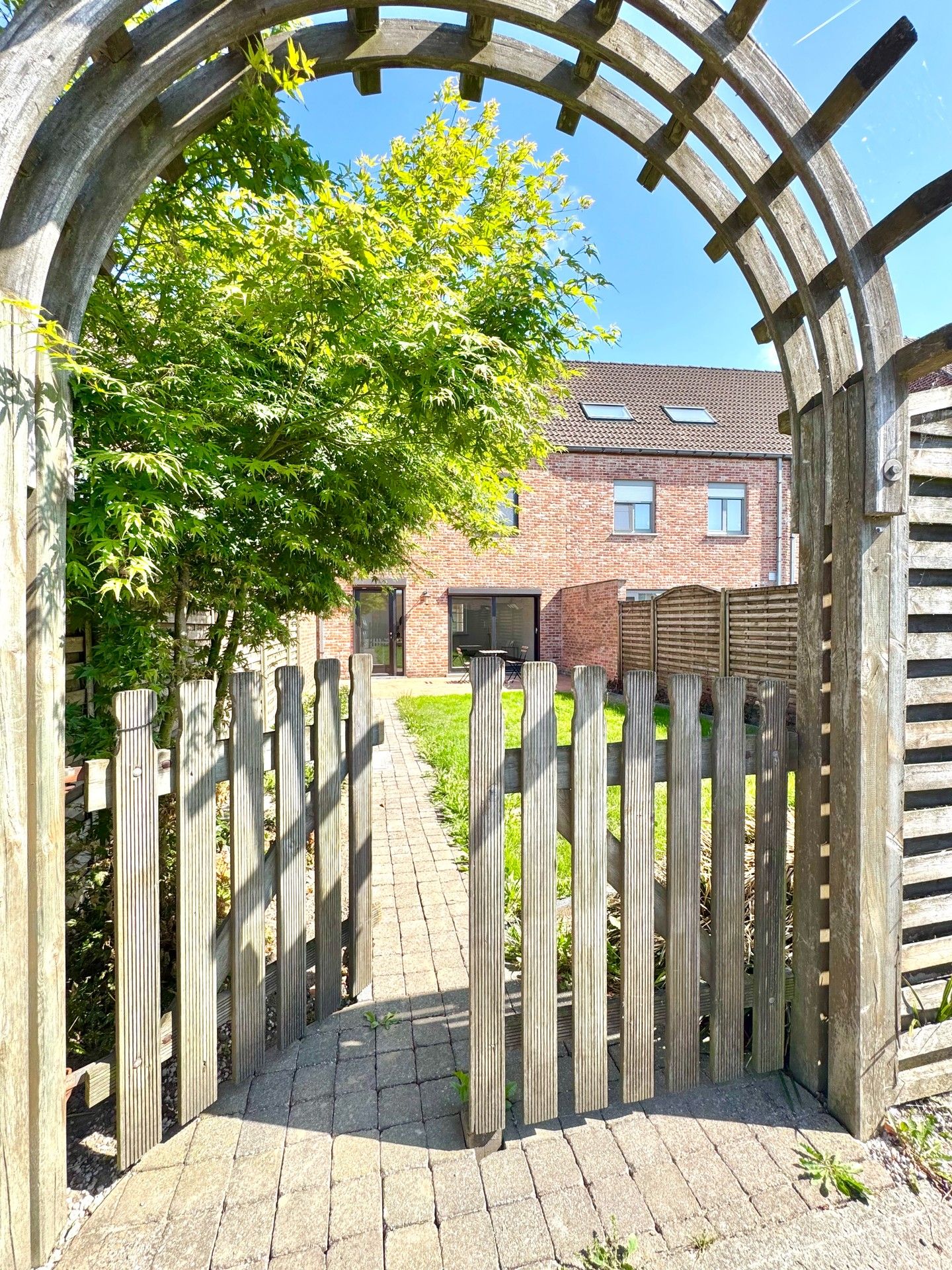 INSTAPKLARE WONING MET 3 SLPKS, TUIN & DUBBELE GARAGE foto 3