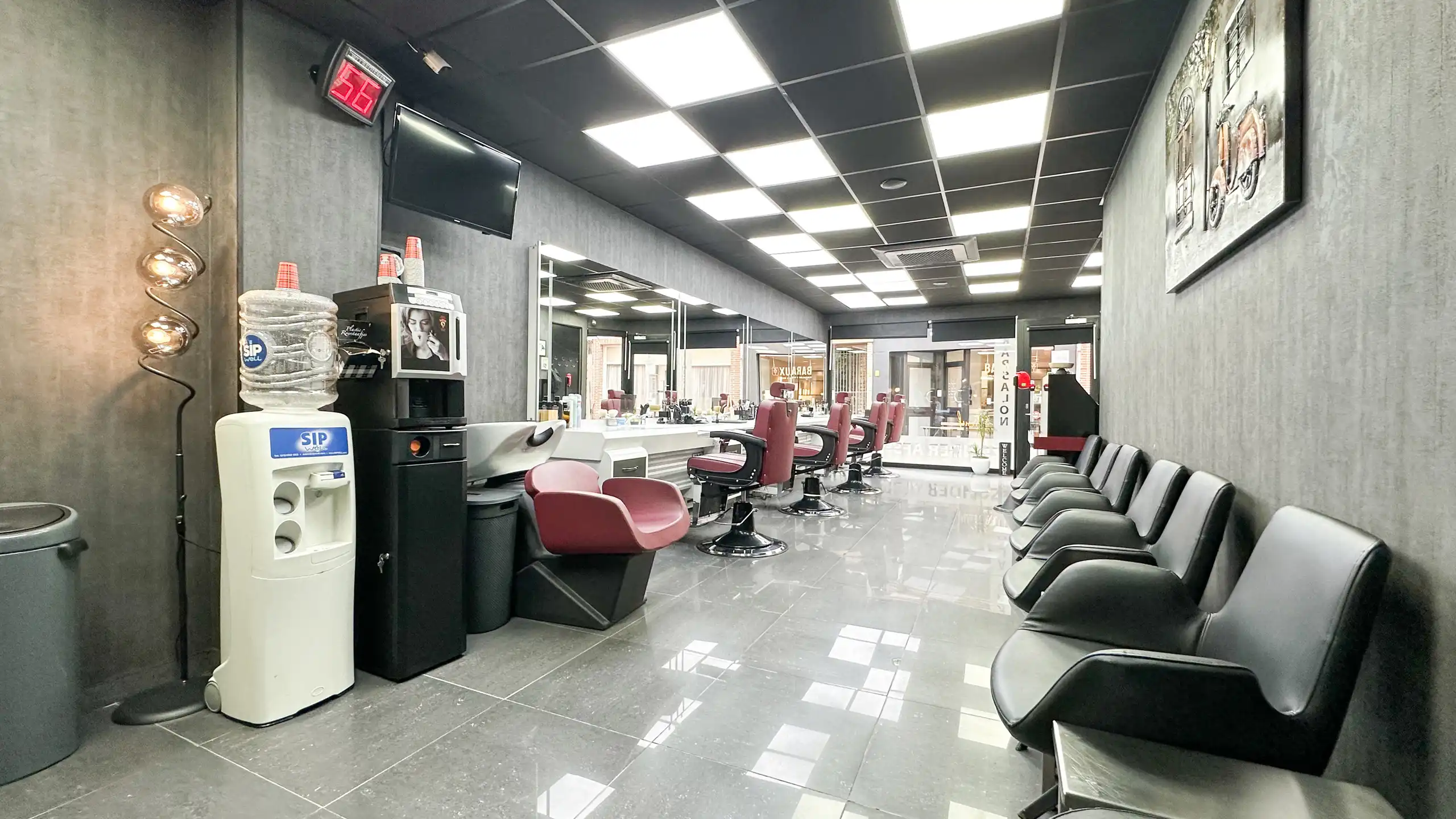 Vernieuwde Kapperszaak op topligging in het Hart van Diest! foto 4