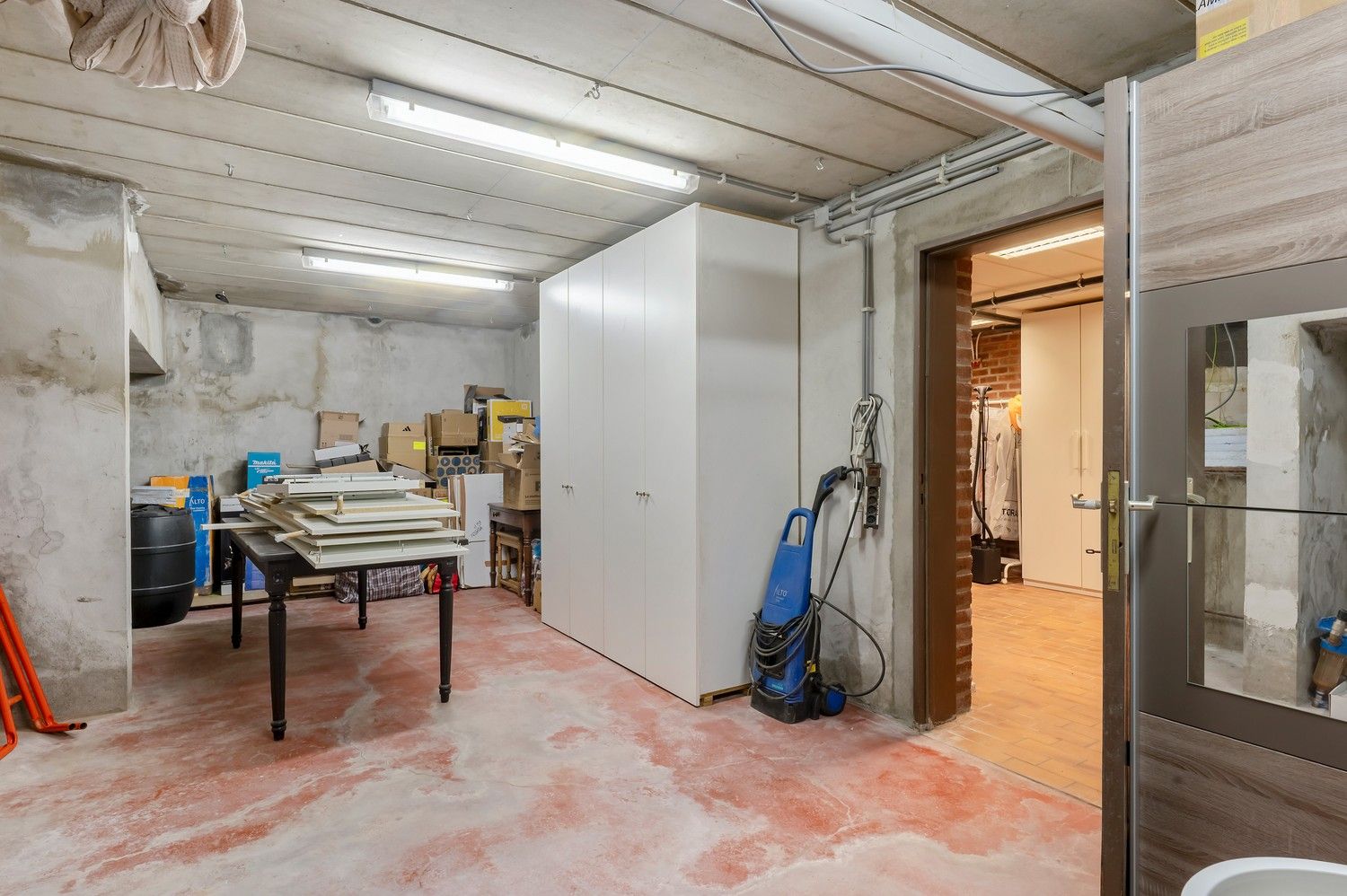 Uitzonderlijk gelijkvloers appartement met royale kelder en twee carports. foto 23