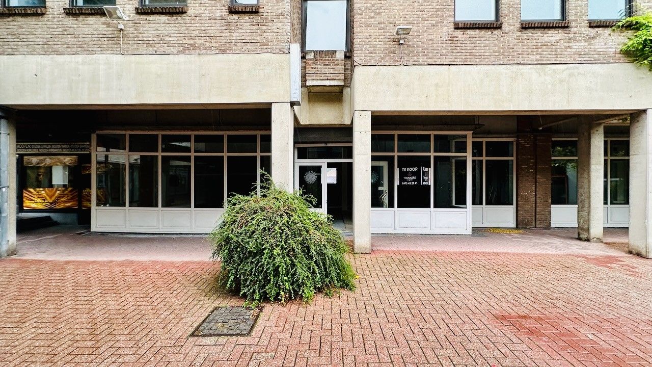 Winkelpand met een oppervlakte van 254m2 in het centrum van Sint-Truiden. foto {{pictureIndex}}