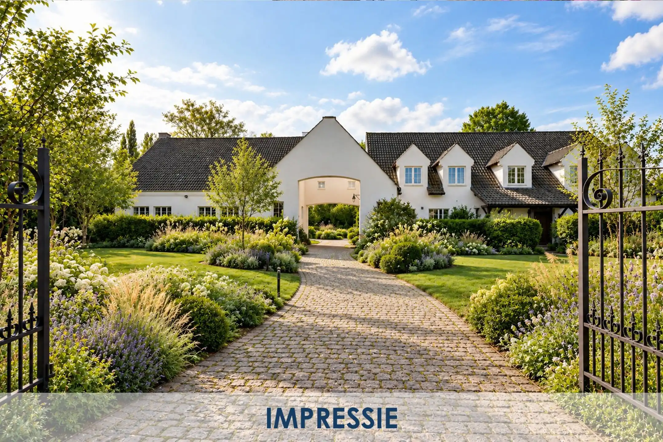 Gelegen op de grens met Brasschaat te Ekeren donk , bevindt zich dit uniek landhuis foto 2