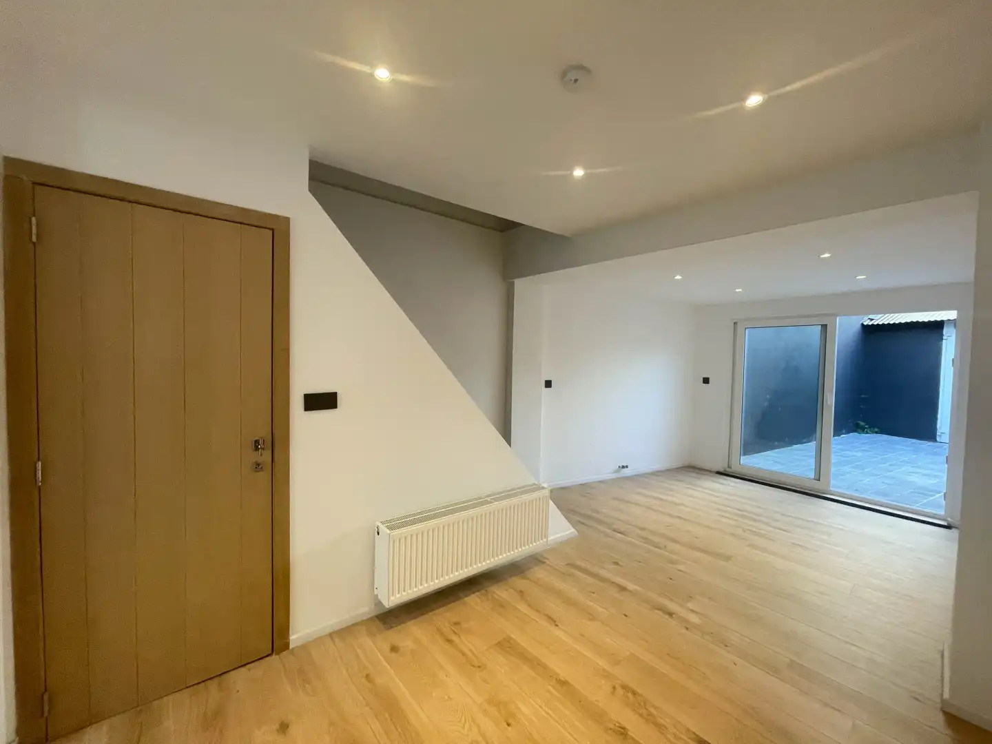 Volledig gerenoveerde instapklare starterswoning met 2 slaapkamers nabij het centrum van Roeselare! foto 4