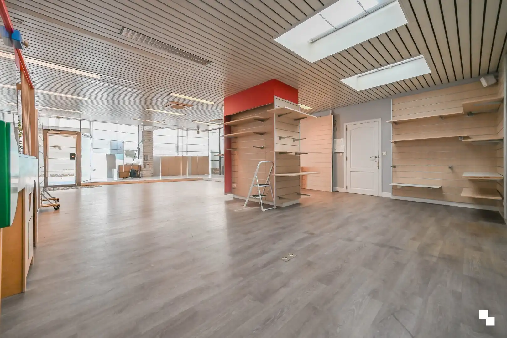 Verder op te knappen handelseigendom met woonst in centrum Izegem foto 3