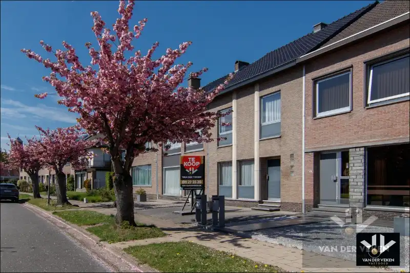 DEGELIJKE GEZINSWONING  MET GARAGE  IN DE SINT-CATHARINAWIJK foto 3