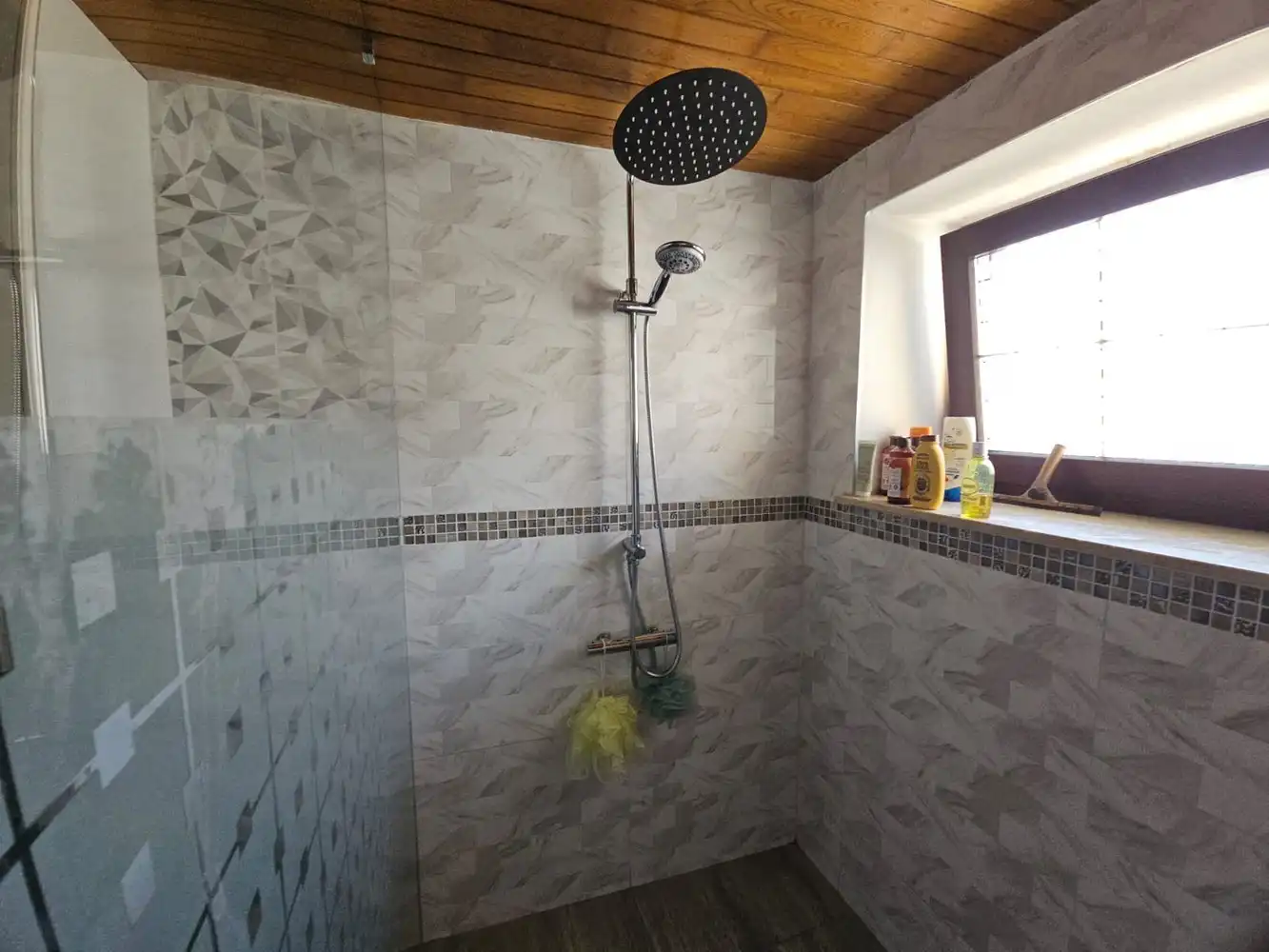 Ruime woning met tuin, 4 slaapkamers en 2 garages foto 3