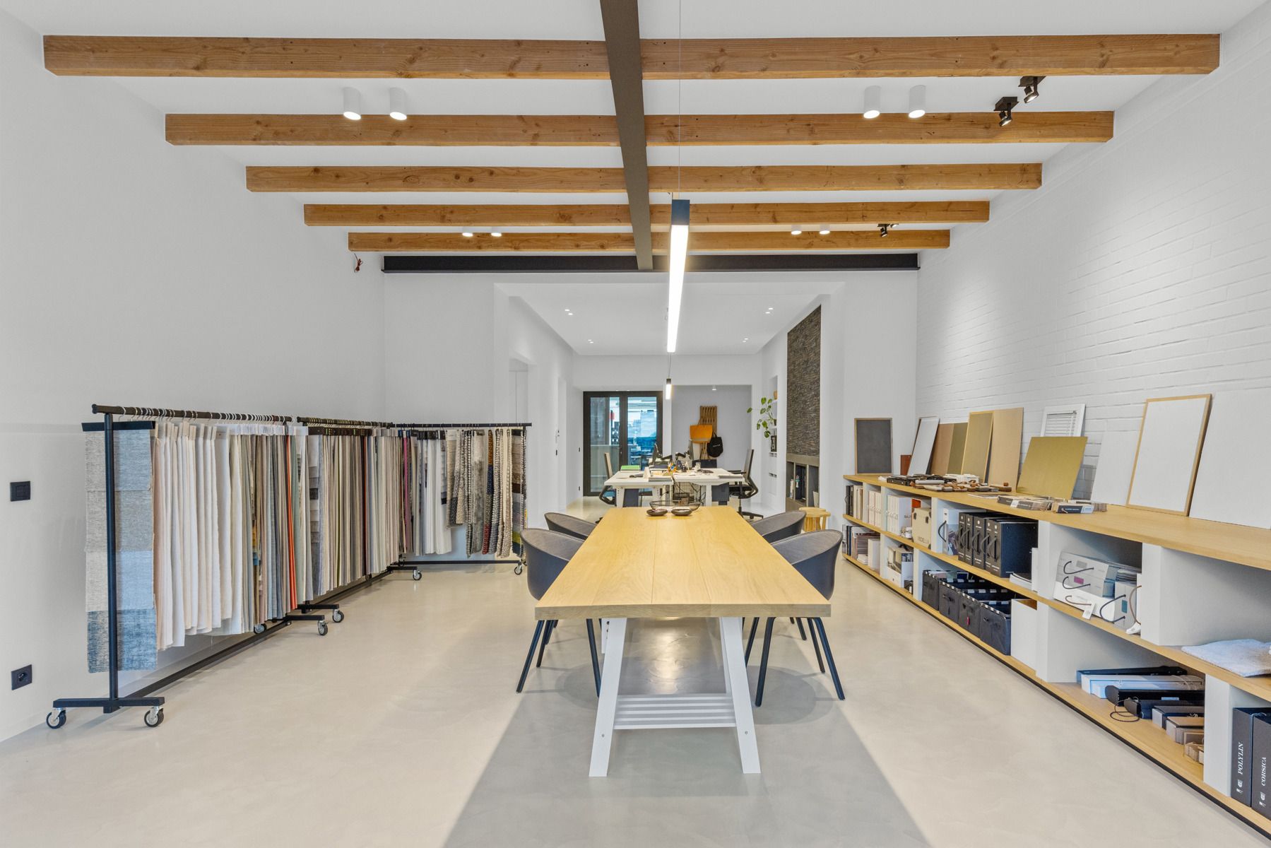 Unieke eigendom met ingericht kantoor, duplex en parking!  foto 6
