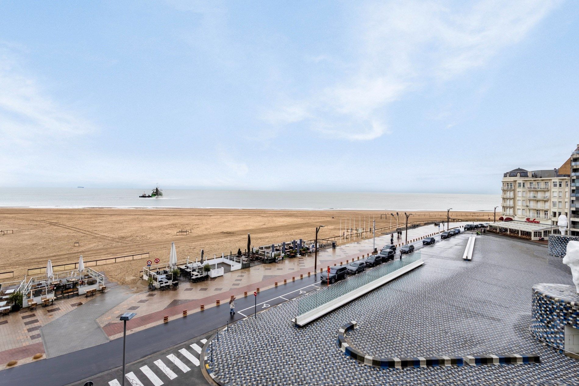 Gezellig één slaapkamer appartement met frontaal zeezicht gelegen op het Rubensplein te Knokke. foto 3