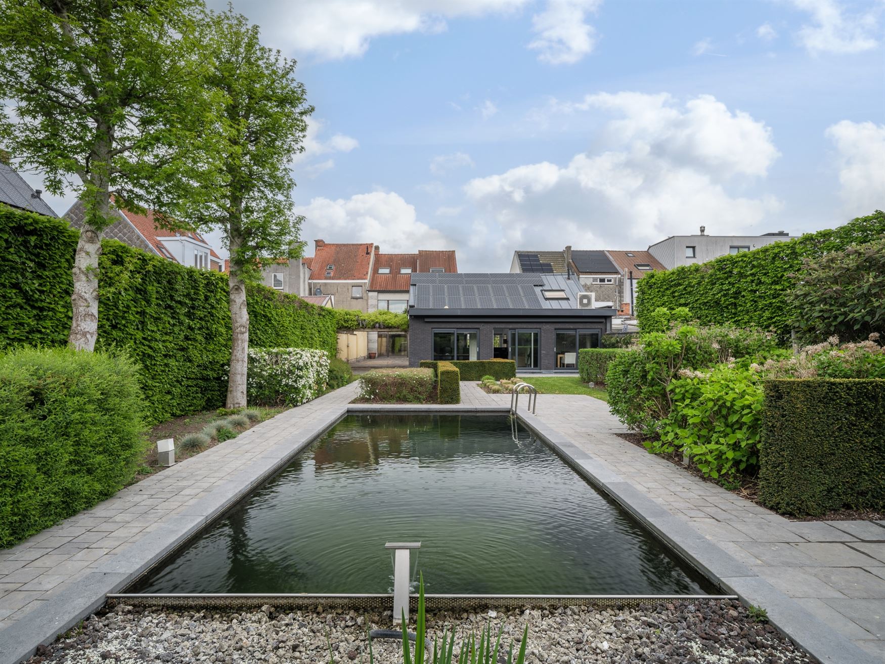 Hoofdfoto van de publicatie: Woning met kantoor, parking en tuin