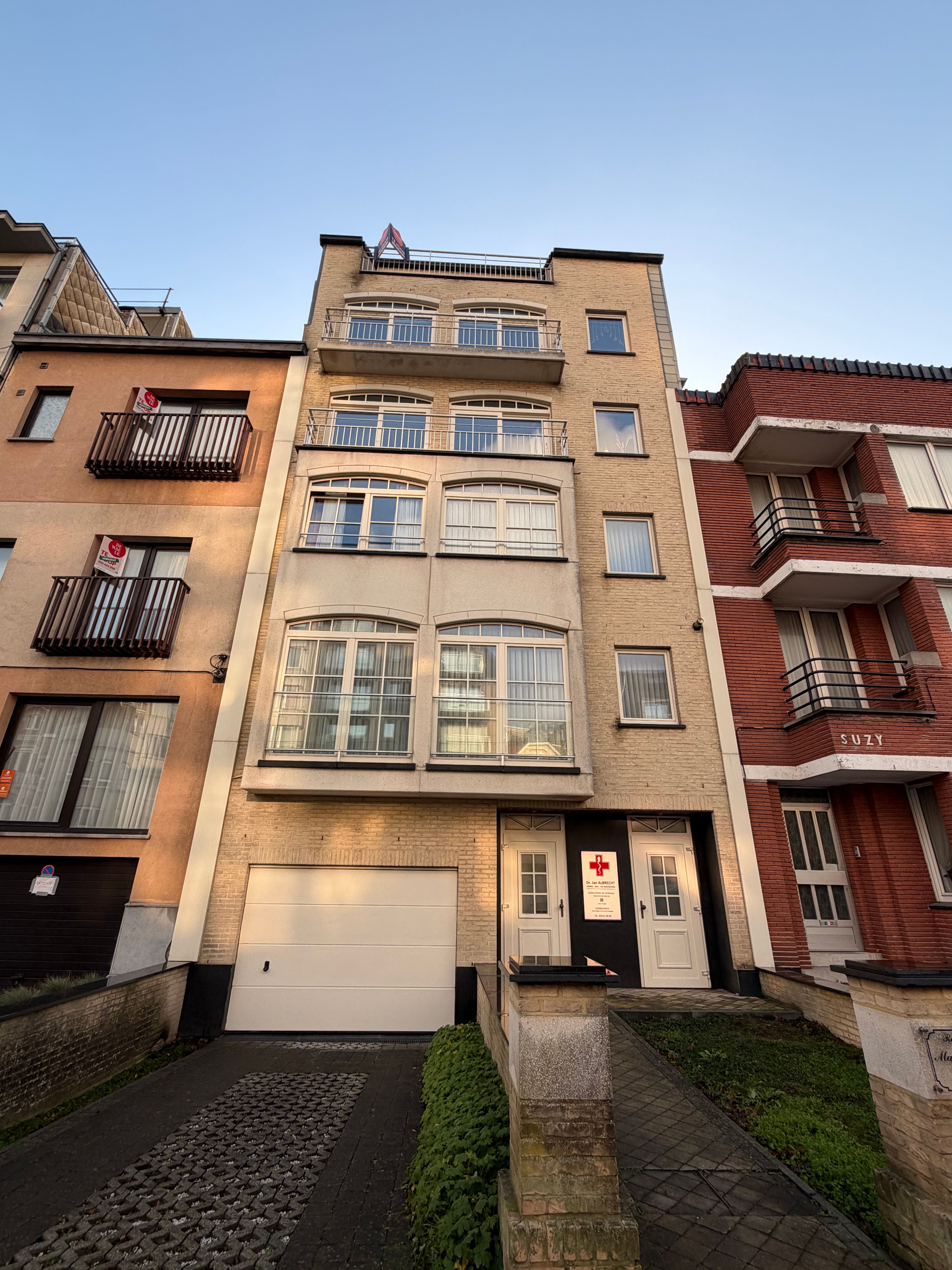 Mooi duplexappartement met drie slaapkamers en twee zongerichte terrassen. foto {{pictureIndex}}