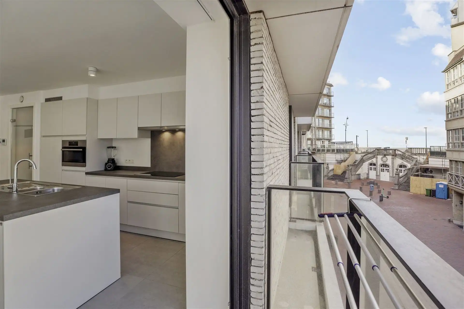 INSTAPKLAAR / RECENT GEBOUW  foto 17