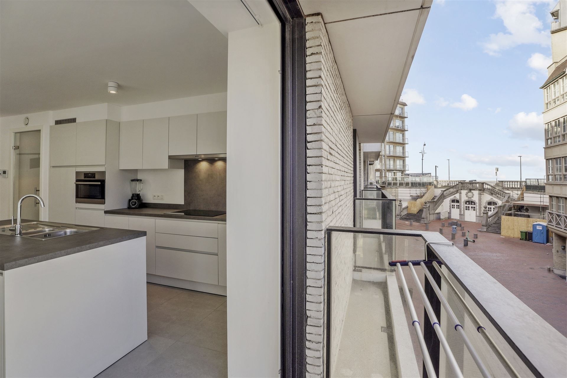 INSTAPKLAAR / RECENT GEBOUW  foto 17